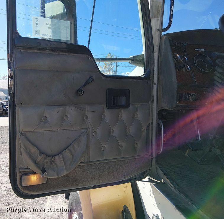 image for item FK0541 2002 Kenworth T800 semi truck