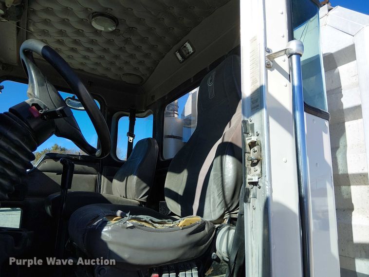 image for item FK0541 2002 Kenworth T800 semi truck