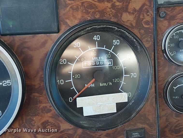 image for item FK0541 2002 Kenworth T800 semi truck