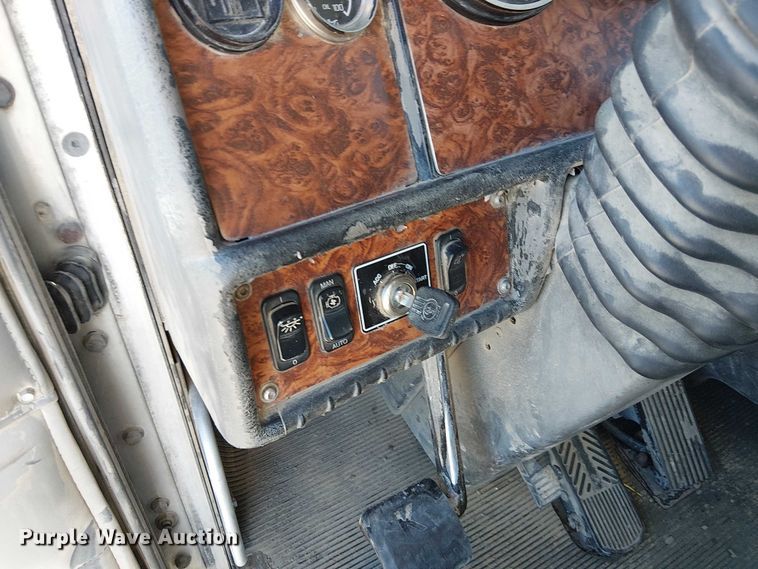 image for item FK0541 2002 Kenworth T800 semi truck