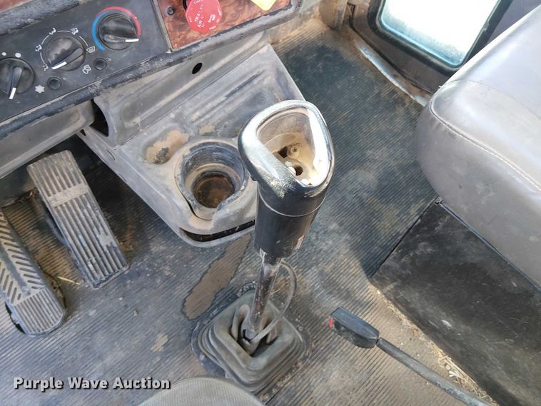 image for item FK0541 2002 Kenworth T800 semi truck