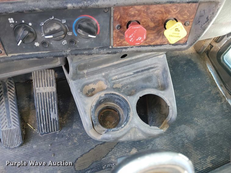 image for item FK0541 2002 Kenworth T800 semi truck