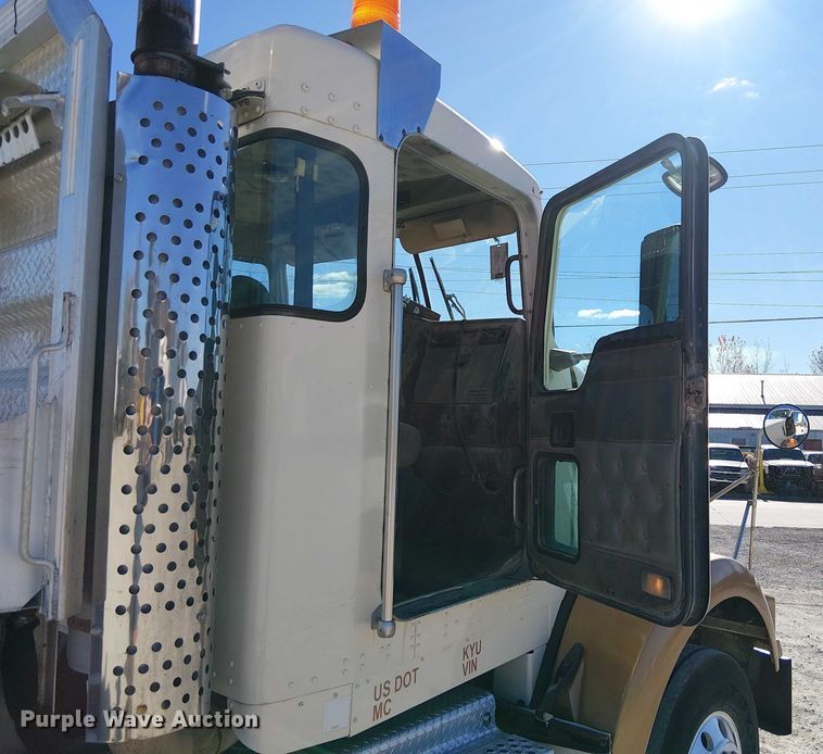 image for item FK0541 2002 Kenworth T800 semi truck