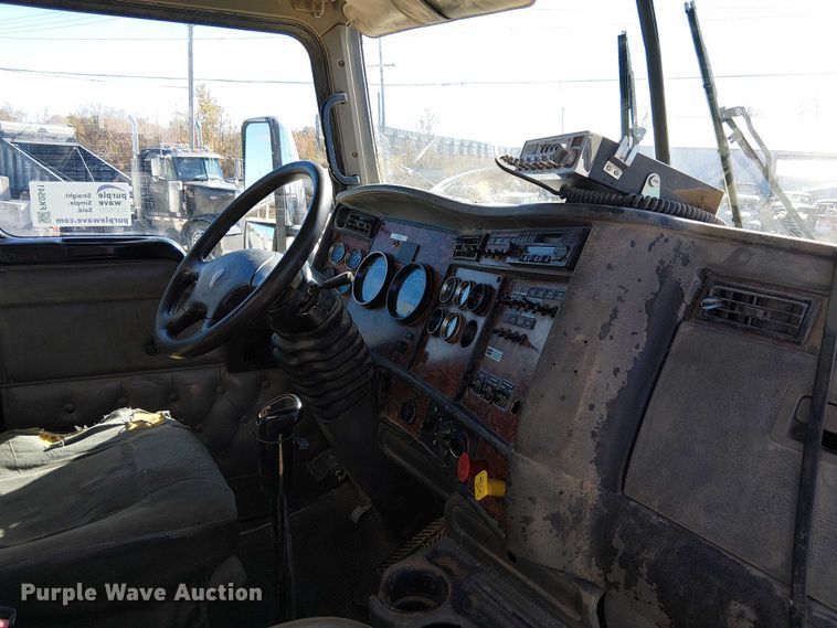 image for item FK0541 2002 Kenworth T800 semi truck