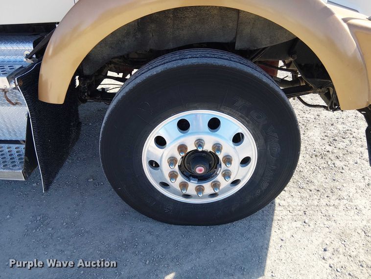 image for item FK0541 2002 Kenworth T800 semi truck