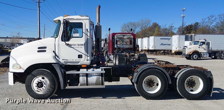 image for item FK0542 2004 Mack CX613 semi truck