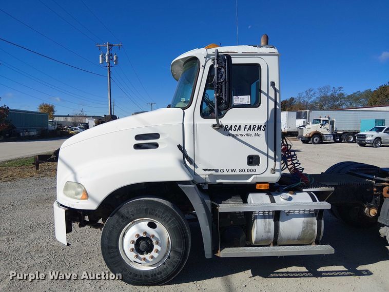 image for item FK0542 2004 Mack CX613 semi truck