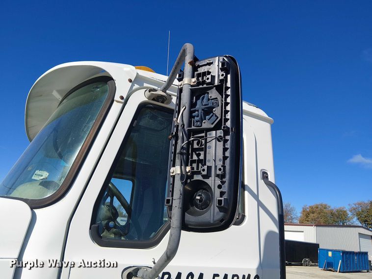 image for item FK0542 2004 Mack CX613 semi truck