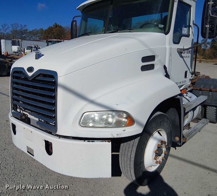 image for item FK0542 2004 Mack CX613 semi truck