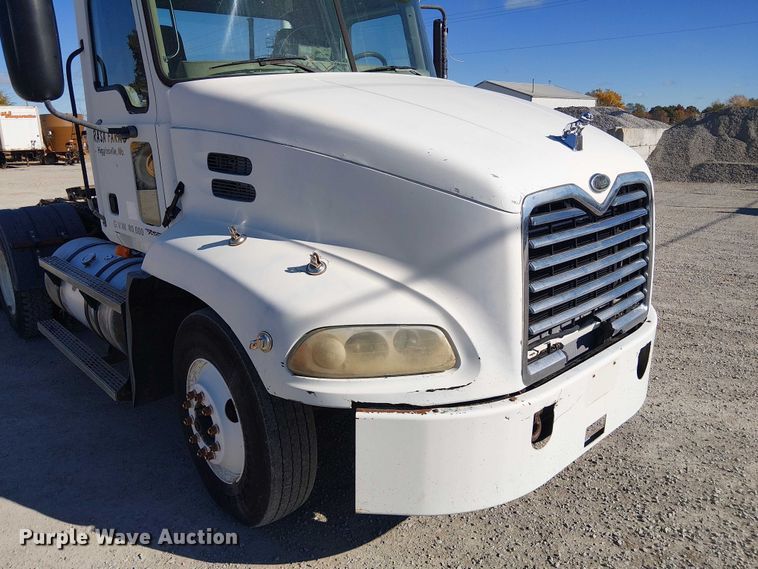 image for item FK0542 2004 Mack CX613 semi truck