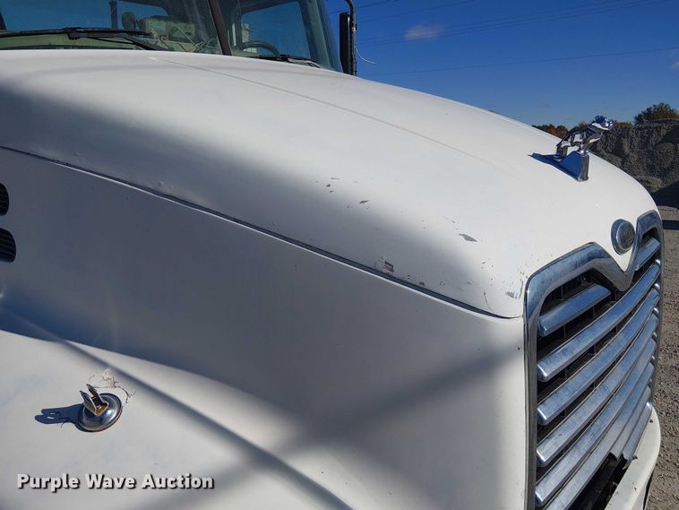 image for item FK0542 2004 Mack CX613 semi truck