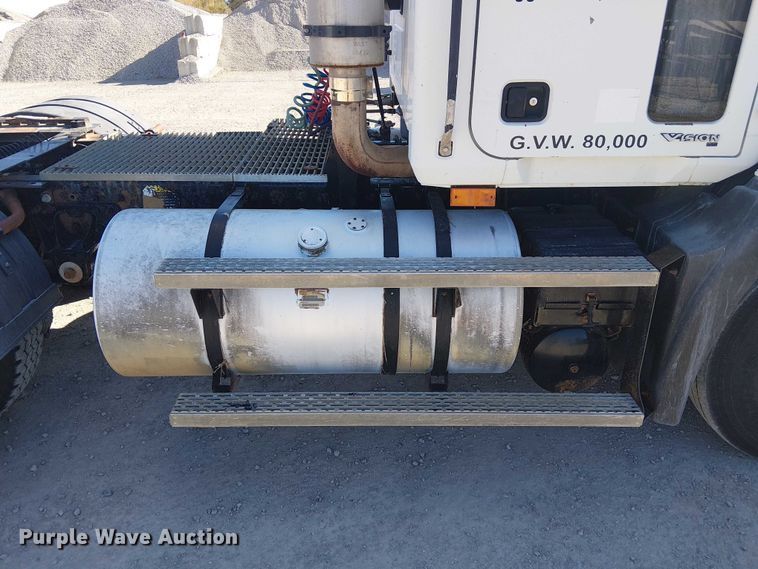 image for item FK0542 2004 Mack CX613 semi truck