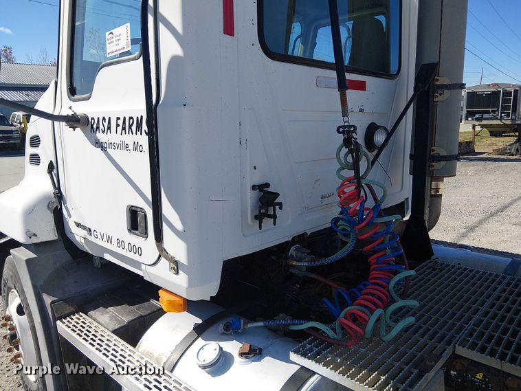 image for item FK0542 2004 Mack CX613 semi truck