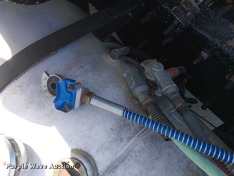 image for item FK0542 2004 Mack CX613 semi truck