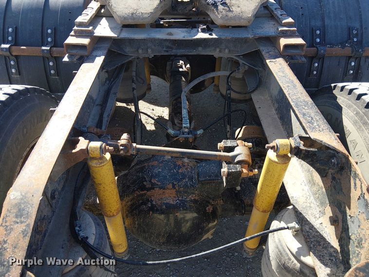 image for item FK0542 2004 Mack CX613 semi truck