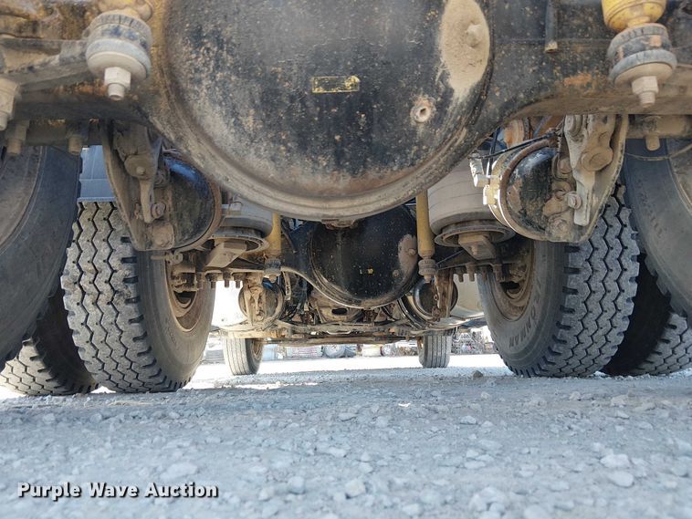 image for item FK0542 2004 Mack CX613 semi truck