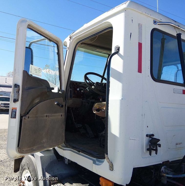 image for item FK0542 2004 Mack CX613 semi truck