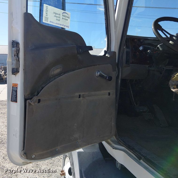 image for item FK0542 2004 Mack CX613 semi truck