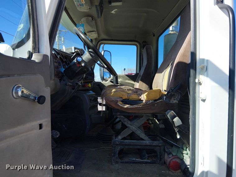 image for item FK0542 2004 Mack CX613 semi truck