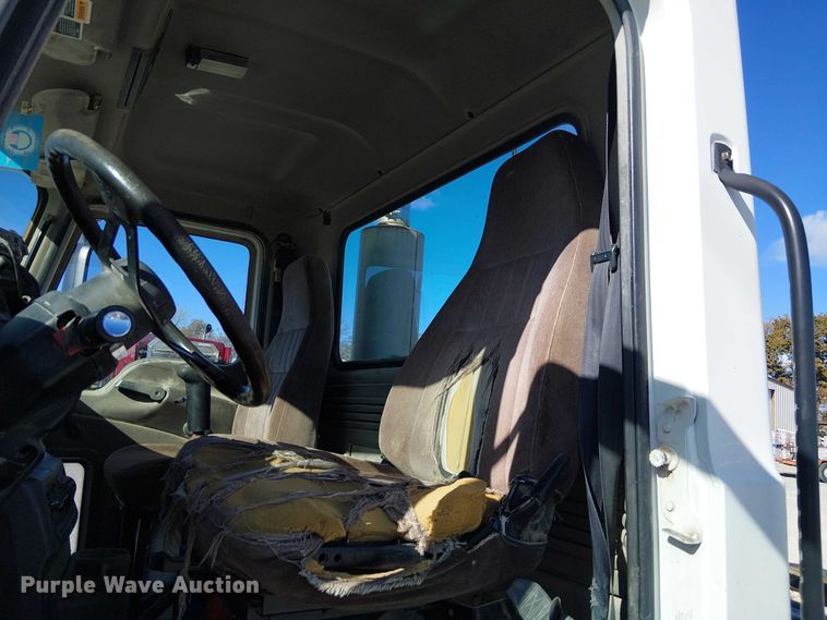 image for item FK0542 2004 Mack CX613 semi truck