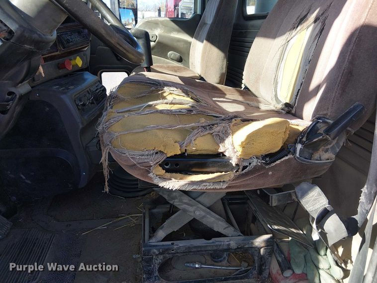 image for item FK0542 2004 Mack CX613 semi truck