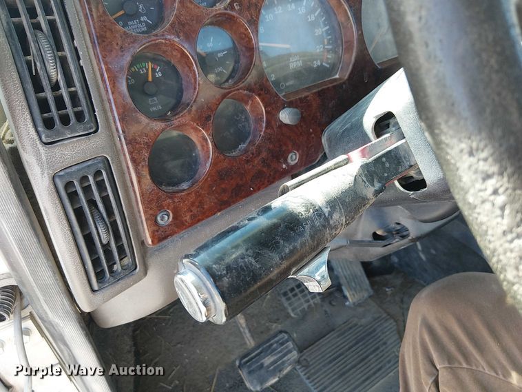 image for item FK0542 2004 Mack CX613 semi truck