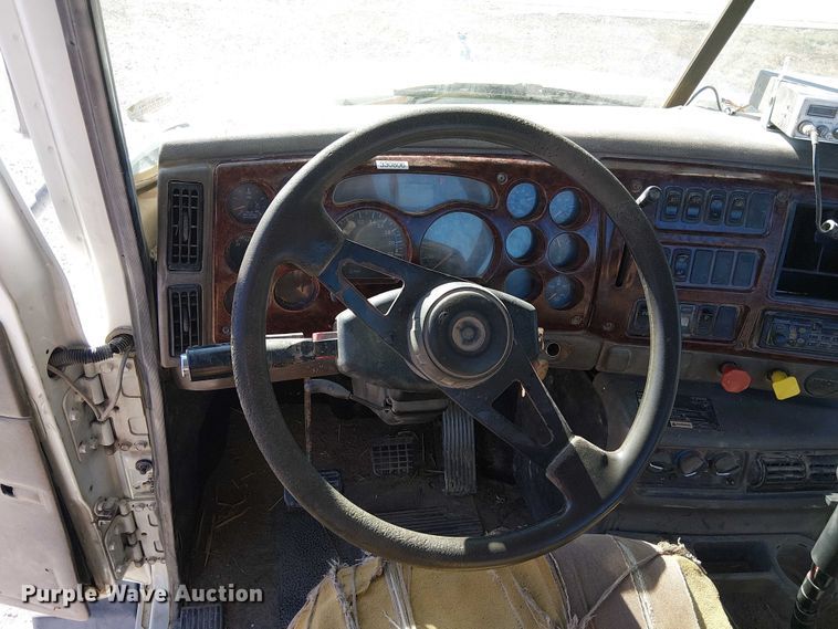 image for item FK0542 2004 Mack CX613 semi truck