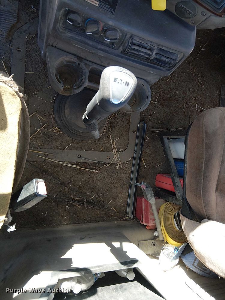 image for item FK0542 2004 Mack CX613 semi truck