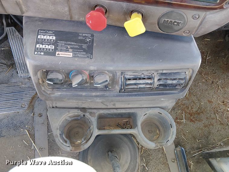 image for item FK0542 2004 Mack CX613 semi truck