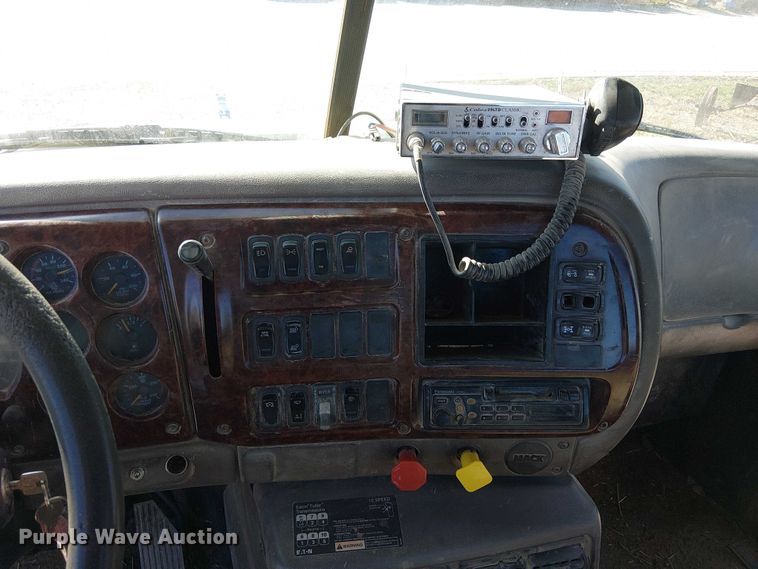 image for item FK0542 2004 Mack CX613 semi truck