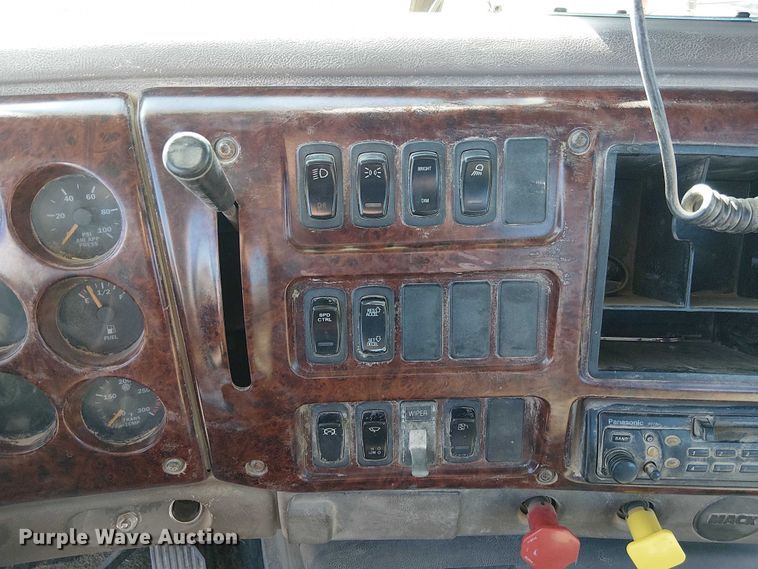 image for item FK0542 2004 Mack CX613 semi truck