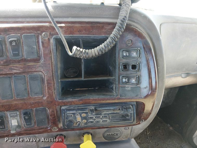 image for item FK0542 2004 Mack CX613 semi truck