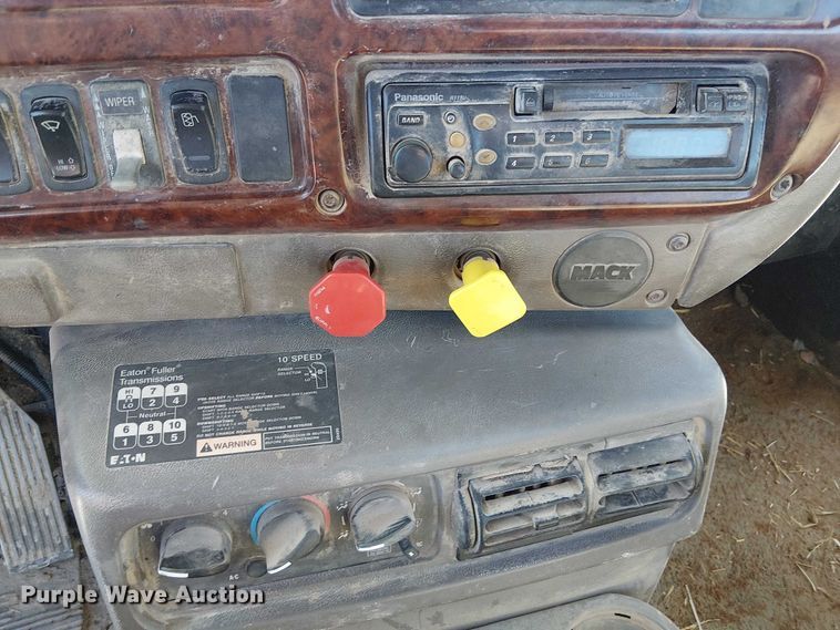 image for item FK0542 2004 Mack CX613 semi truck