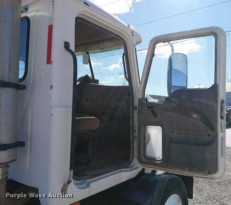 image for item FK0542 2004 Mack CX613 semi truck