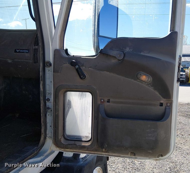 image for item FK0542 2004 Mack CX613 semi truck