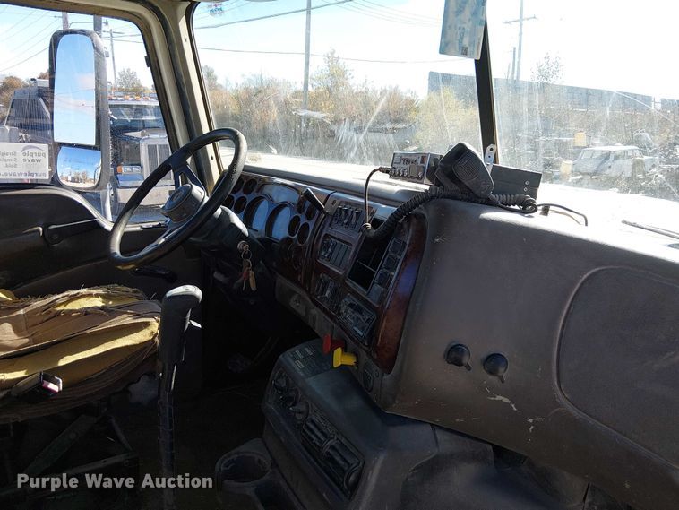 image for item FK0542 2004 Mack CX613 semi truck