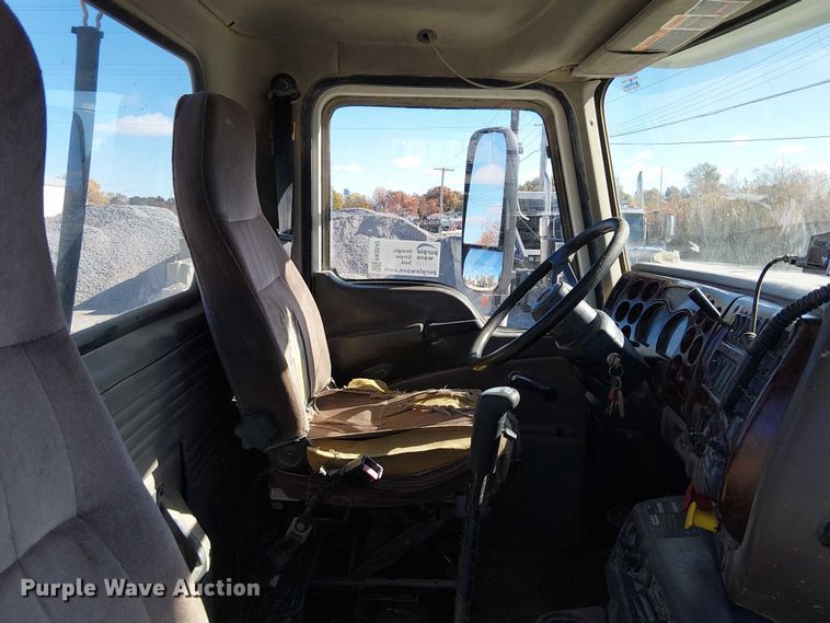 image for item FK0542 2004 Mack CX613 semi truck