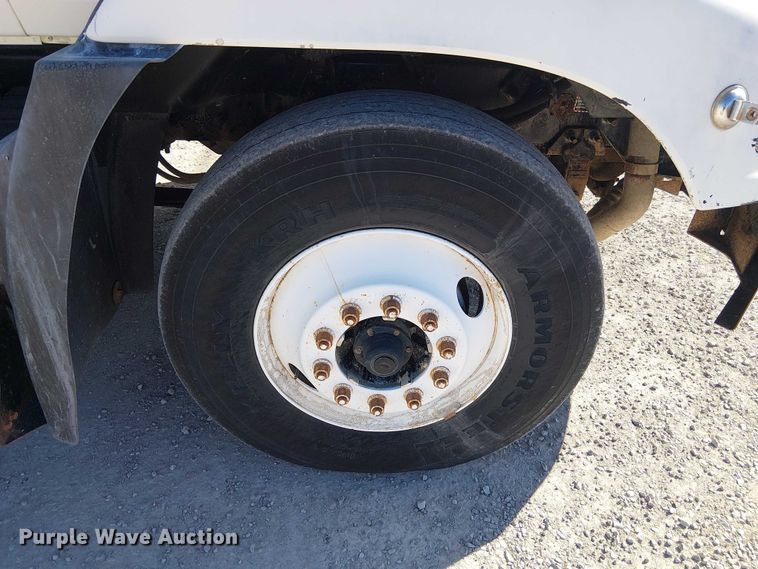 image for item FK0542 2004 Mack CX613 semi truck