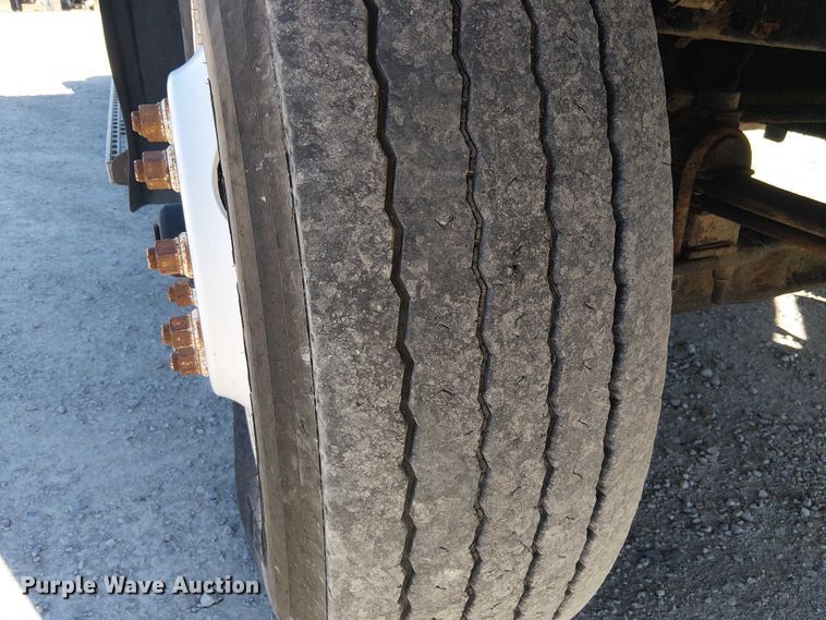 image for item FK0542 2004 Mack CX613 semi truck