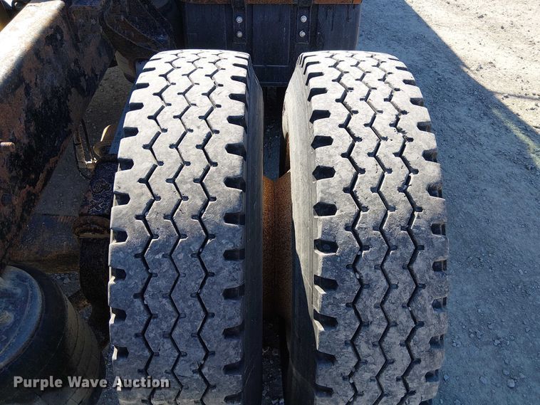 image for item FK0542 2004 Mack CX613 semi truck