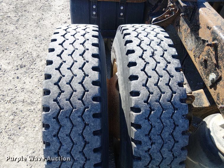 image for item FK0542 2004 Mack CX613 semi truck