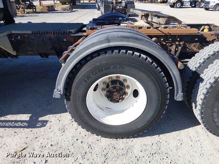 image for item FK0542 2004 Mack CX613 semi truck