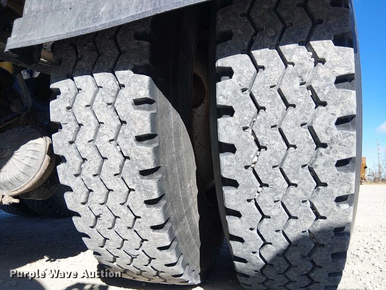 image for item FK0542 2004 Mack CX613 semi truck