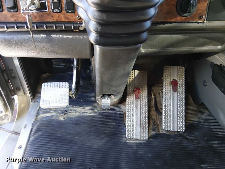 image for item FK0543 2006 Kenworth T800 semi truck