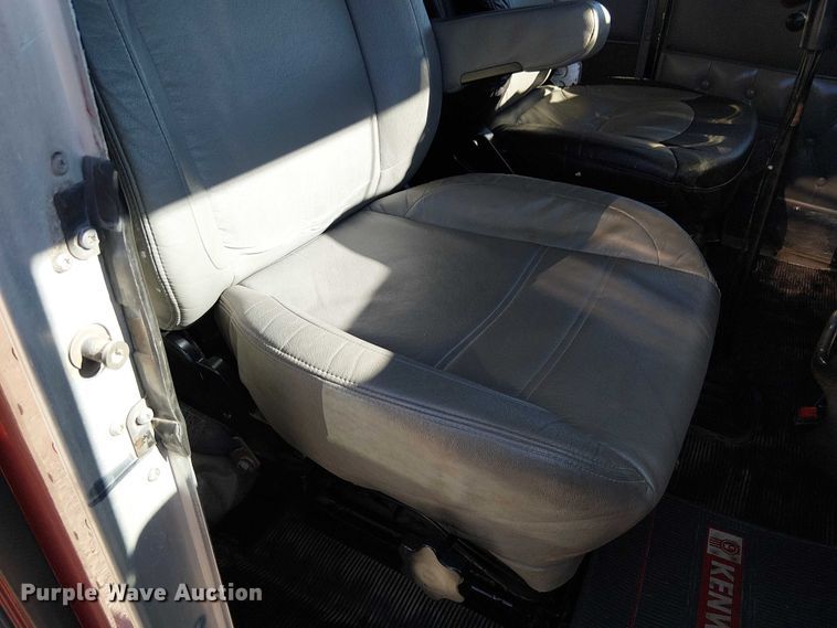 image for item FK0543 2006 Kenworth T800 semi truck