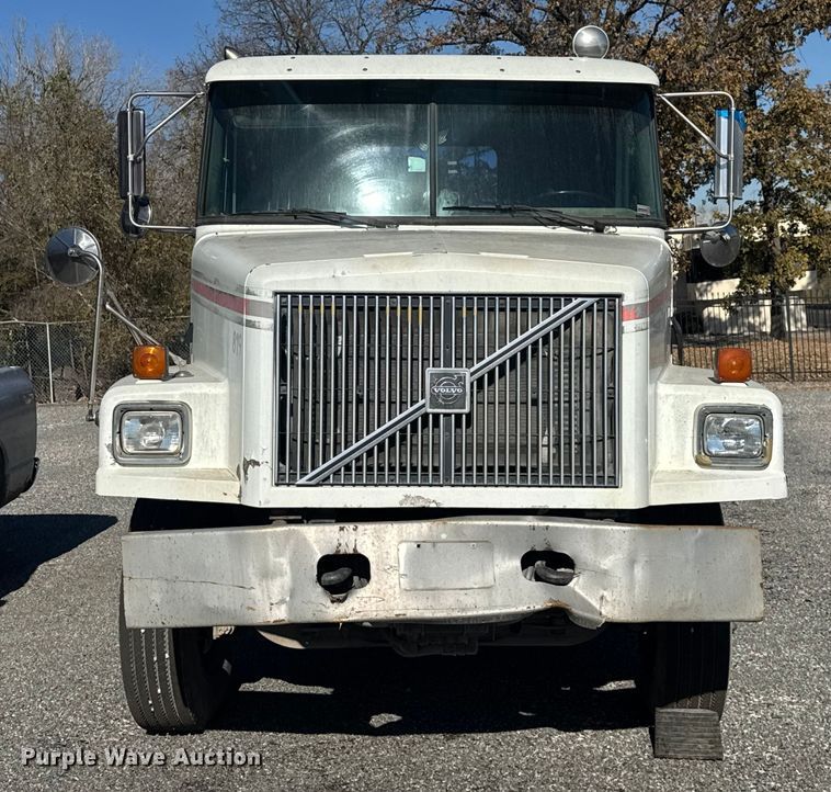 image for item FK0574 1999 Volvo WG semi truck