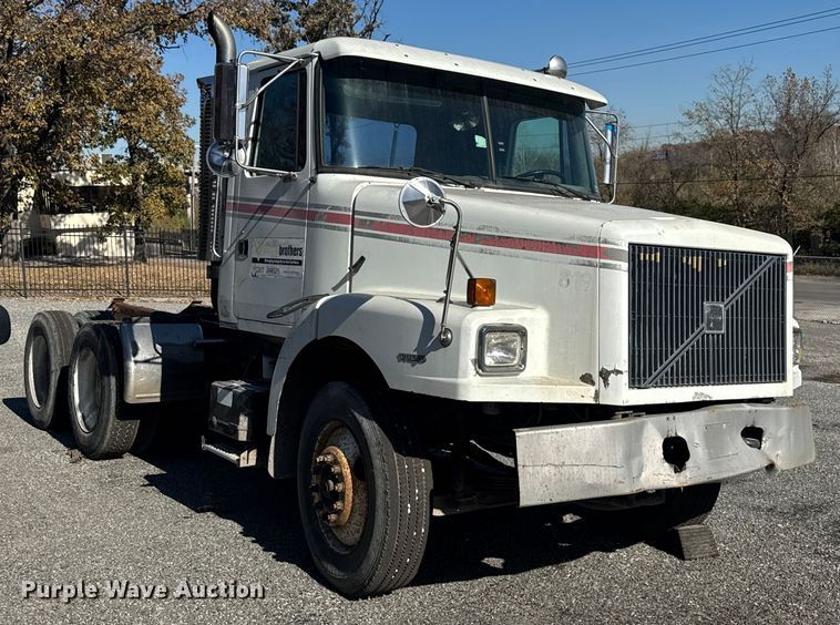 image for item FK0574 1999 Volvo WG semi truck
