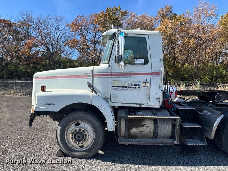 image for item FK0574 1999 Volvo WG semi truck