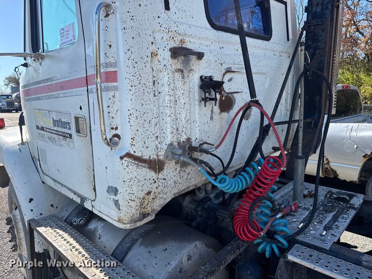 image for item FK0574 1999 Volvo WG semi truck