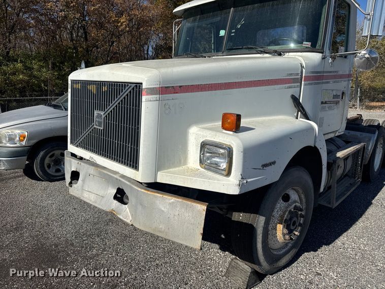 image for item FK0574 1999 Volvo WG semi truck
